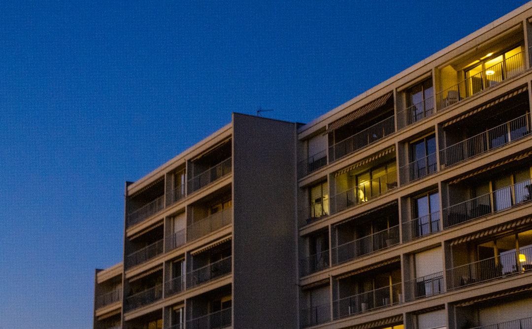 陽の光が差し込む、開放的な住まい